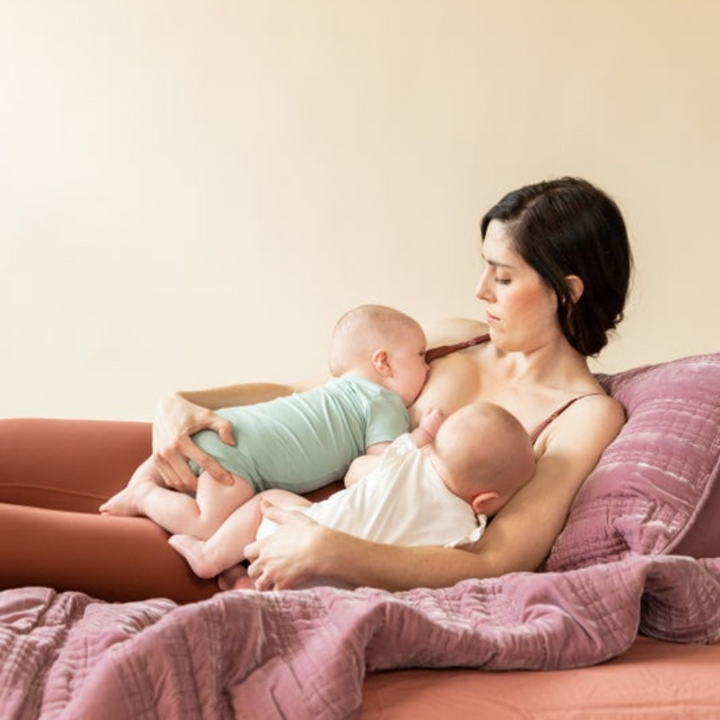 Les-différentes-positions-d-allaitement lansinoh-fr